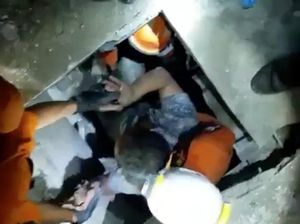 Tertimbun Bangunan Selama 4 Hari, Pria Ini Berhasil Diselamatkan Tim SAR