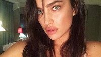 Irina Shayk. Selama lima tahun, Irina pernah jadi kekasih Ronaldo. Mereka tampak tidak terpisahkan selama 2010-2015, walaupun akhirnya putus juga. Gosipnya, ibu Ronaldo tak merestui asmara keduanya. (Foto: Dok. Instagram/irinashayk)