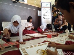 Murid SD Membatik Bersama di Bandara Adisutjipto