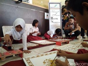 Murid SD Membatik Bersama di Bandara Adisutjipto Murid SD Membatik Bersama di Bandara Adisutjipto