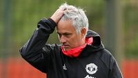 Jose Mourinho dalam ancaman pemecatan di Manchester United.