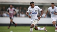 Penampilan apik striker belia Santos, Rodrygo, membuat Real Madrid menebusnya dengan harga yang disebut-sebut mencapai 45 juta euro musim lalu. Pemain Brasil kelahiran 9 Januari 2001 itu kini masih dibiarkan Los Blancos bermain di Santos. (Foto: Ricardo Nogueira/Getty Images)