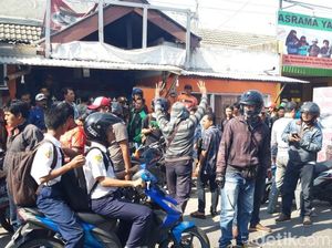 Gagal Rampas HP, Pelaku Jambret di Surabaya Dimassa Gagal Rampas HP, Pelaku Jambret di Surabaya Dimassa