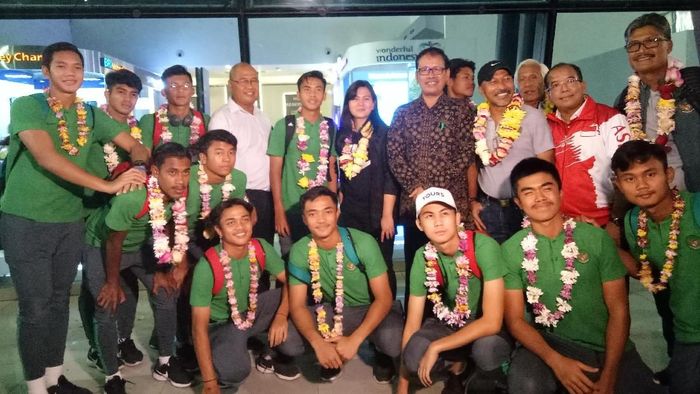 Timnas Indonesia U-16 disambut Kemenpora di Bandara Soekarno-Hatta (Foto: Amalia Dwi Septi) Timnas Indonesia U-16 disambut Kemenpora di Bandara Soekarno-Hatta (Foto: Amalia Dwi Septi)