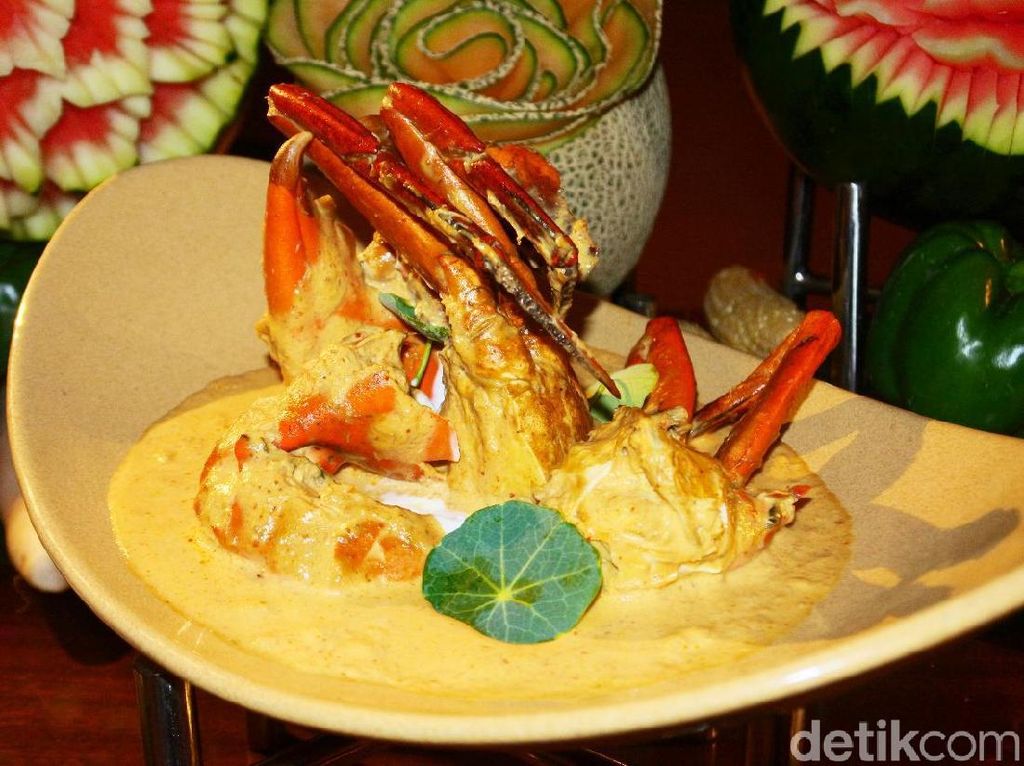 Chef Mama Duu dari Thailand Meracik Kari Kepiting dan Kari Daging di Restoran Ini