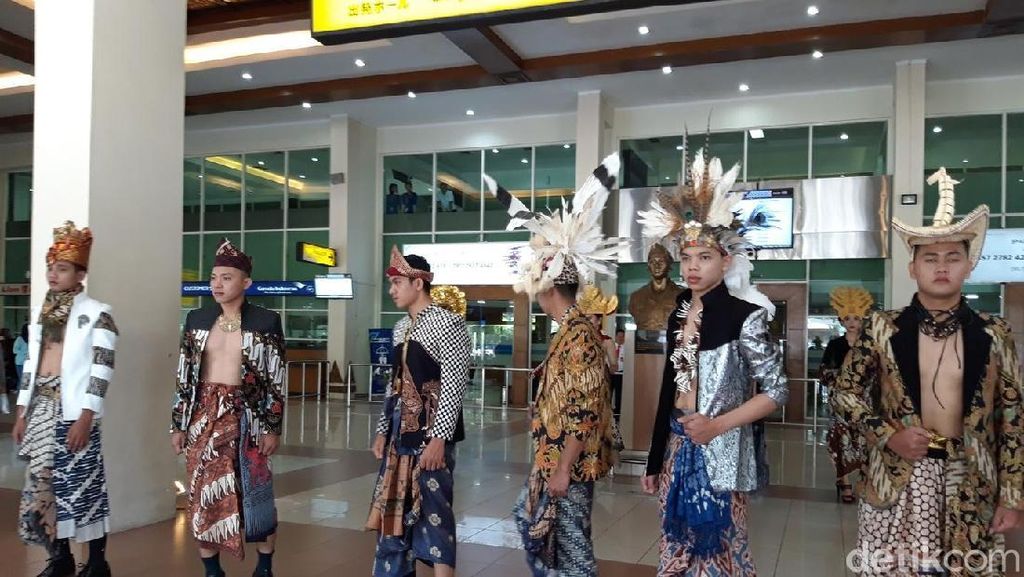 Foto: Lenggak-lenggok Model Berpakaian Batik di Bandara Adi Soemarmo