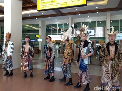 Foto: Lenggak-lenggok Model Berpakaian Batik di Bandara Adi Soemarmo