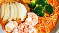 Udang dan Daun Laksa Bikin Laksa Singapura Unik dan Lezat