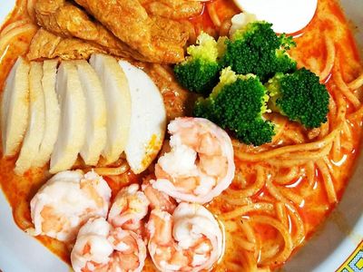 Udang dan Daun Laksa Bikin Laksa Singapura Unik dan Lezat
