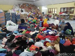 Pengungsi Gempa Palu di Makassar Berburu Pakaian Bekas