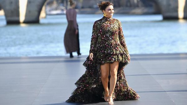 3 Bulan Pasca Melahirkan, Eva Longoria Jadi Model di Paris