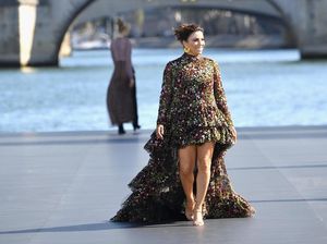 3 Bulan Pasca Melahirkan, Eva Longoria Jadi Model di Paris