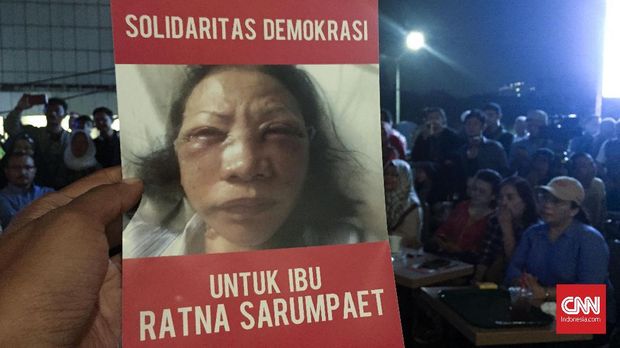 Peserta 'Solidaritas Demokrasi untuk Ibu Ratna Sarumpaet’ menunjukkan pamflet yang berisi foto wajah Ratna Sarumpaet yang bengkak, di Jakarta, Selasa (2/10).