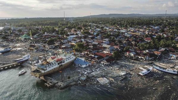 Ada Kapal Terdampar, Begini Potret Kerusakan di Donggala