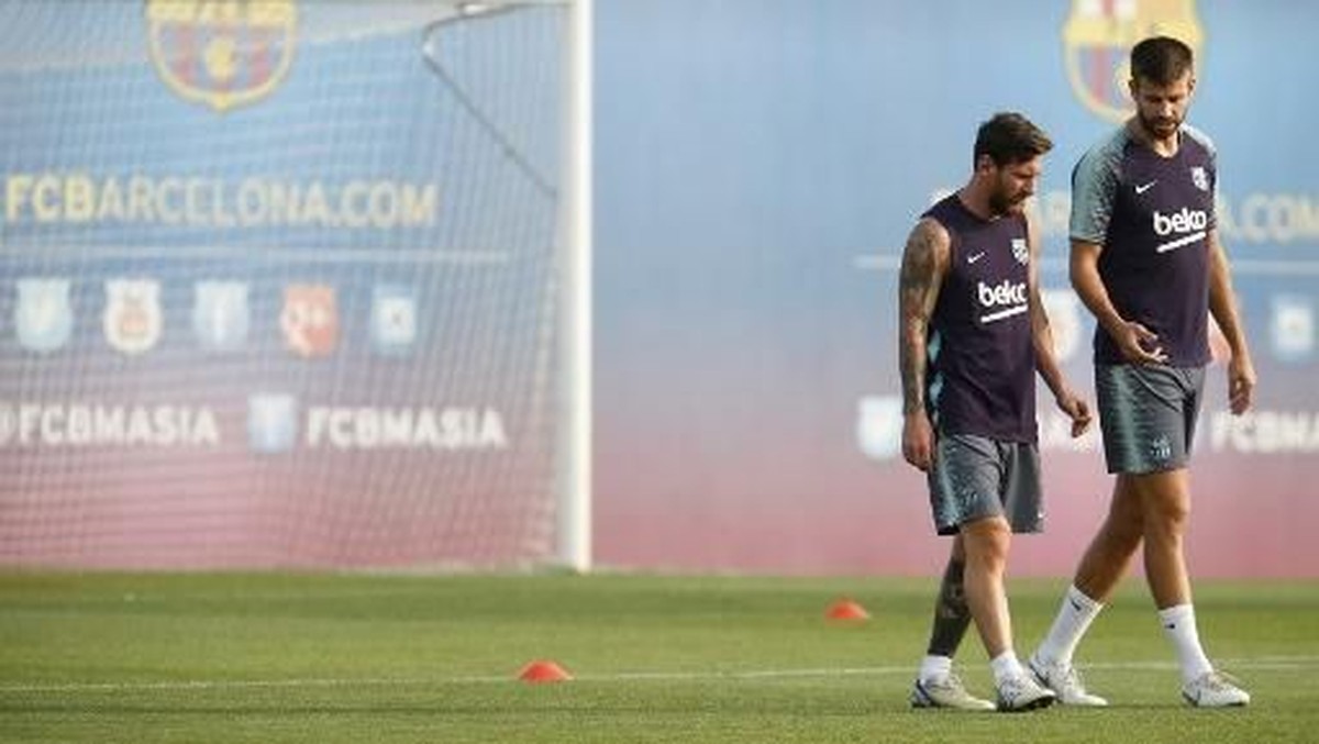 Gerard Pique dan Lionel Messi dikabarkan sedang kurang akur. (Foto: Pau Barrena/AFP Photo)