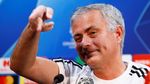 Senyum Cerah Jose Mourinho