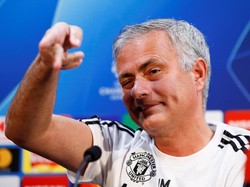Jose Mourinho datang ke konferensi pers dengan wajah tenang dan senyum yang berulang kali terhias di wajahnya. Tak terlihat dia dalam tekanan hebat terkait kondisi MU saat ini. (Reuters/Jason Cairnduff)