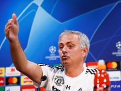 Mourinho, yang sepekan terakhir banyak merengut jika ditanya tentang MU, kali ini menjawab pertanyaan pertanyaan wartawan sambil tersenyum.  (Reuters/Jason Cairnduff)