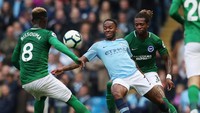Raheem Sterling jadi momok untuk pertahanan Brighton and Holve Albion saat Manchester City menang 2-0. Sterling mencetak satu gol. (Lee Smith/REUTERS)