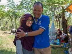 Reuni Mengharukan Suami-Istri yang Terpisah Akibat Tsunami Palu