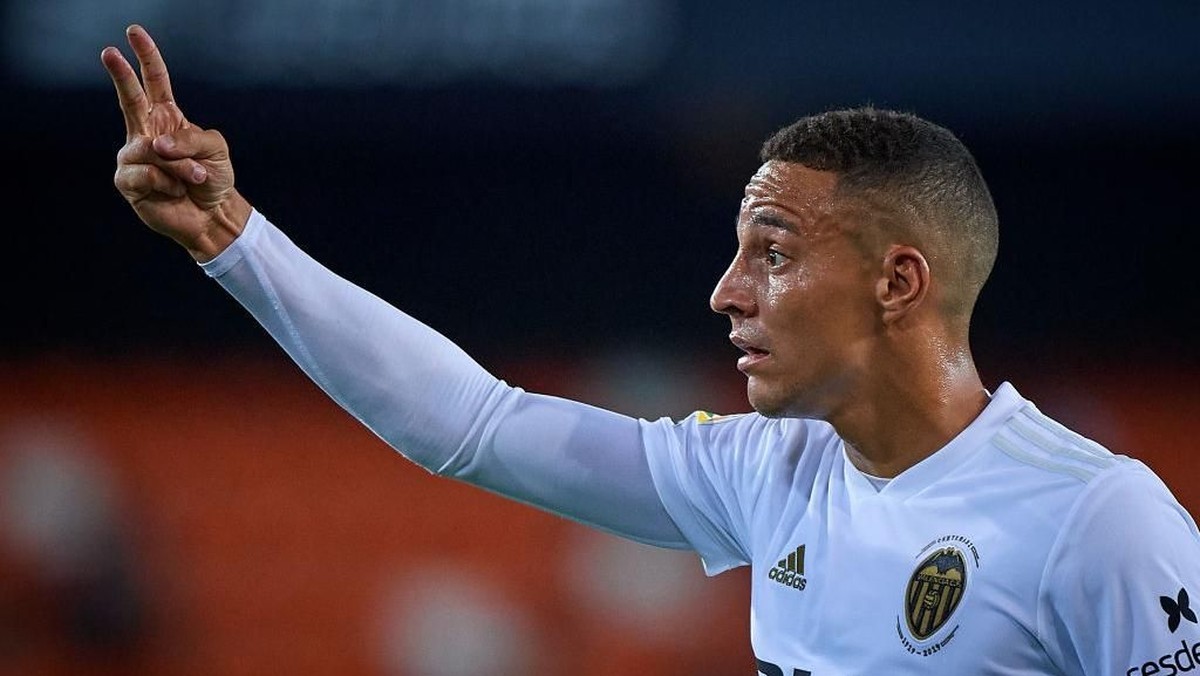 Striker Valencia Rodrigo Moreno menjadi pemain yang diwaspadai Manchester United. (Foto: Quality Sport Images/Getty Images)