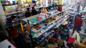 Bantuan Masih Minim, Warga Palu Kumpulkan Barang dari Minimarket