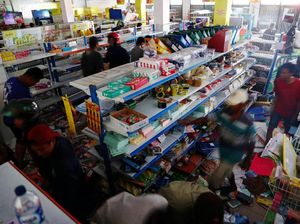 Bantuan Masih Minim, Warga Palu Kumpulkan Barang dari Minimarket