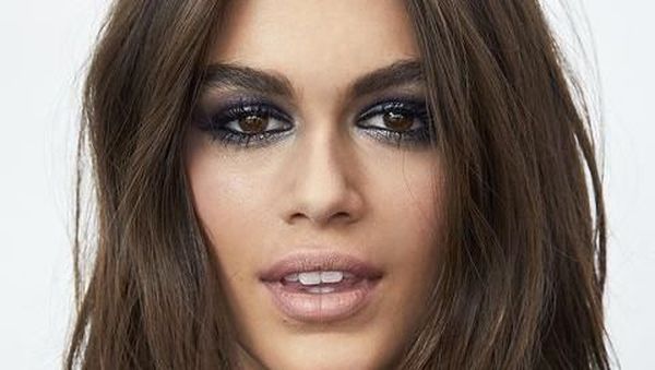 Gaya Seksi Model Of The Year Kaia Gerber Saat Melenggang di Catwalk