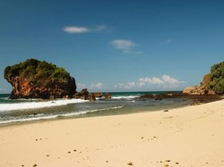 Daya Tarik Pantai Jungwok, Lokasi, Rute, dan Harga Tiket