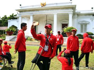 Momen Saat Atlet Asian Para Games Selfie di Istana