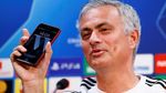 Senyum Cerah Jose Mourinho