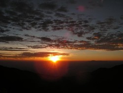 Mengejar Golden Sunrise di Dieng