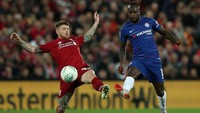 Alberto Moreno mulai terpinggir dari skuat utama Liverpool. Sejak November 2017, ia hanya dua kali main penuh selama 90 menit di Premier League. Foto: Lee Smith/Action Images via Reuters