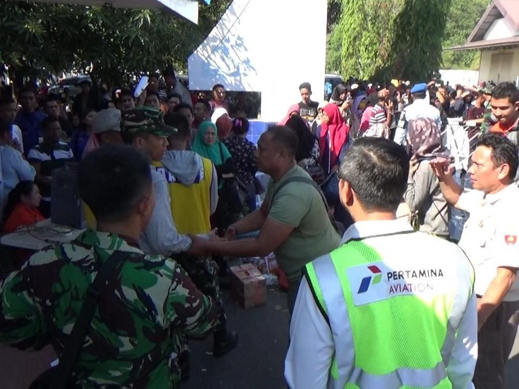 Ratusan Orang yang Ingin ke Palu Tertahan di Lanud Hasanuddin Ratusan Orang yang Ingin ke Palu Tertahan di Lanud Hasanuddin