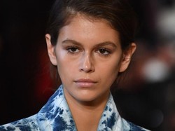 Kaia Gerber Rela Tampil dengan Alis Botak Demi Fashion Show Alexander Wang