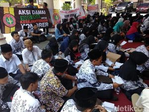 Guru Honorer se-Kota Probolinggo Gelar Istigasah Tuntut Gaji UMK