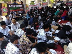 Guru Honorer se-Kota Probolinggo Gelar Istigasah Tuntut Gaji UMK