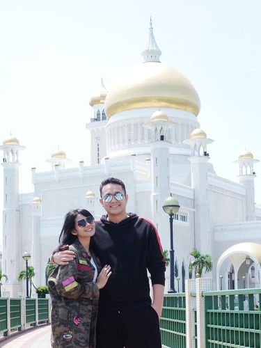 Gilang Dirga dan istrinya, Adiezty Fersa.