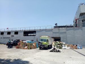 Sandar di Benoa, KRI Soeharso Angkut Bantuan Warga Bali untuk Palu