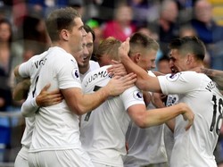 Jon Gudmunsson dikerubungi oleh rekan-rekannya usai bikin gol saat menghadapi Cardiff City. Burnley menang 2-1 dengan salah satu assist dibuat Gudmunsson. (Rebecca Naden/REUTERS)