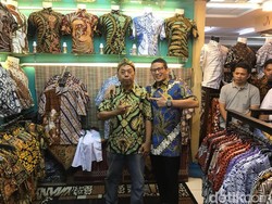 Kunjungi Thamrin City, Sandiaga Belikan Warga Kemeja Batik