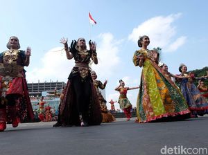 Melihat Meriahnya Warna-warni Karnaval Batik Banyumas