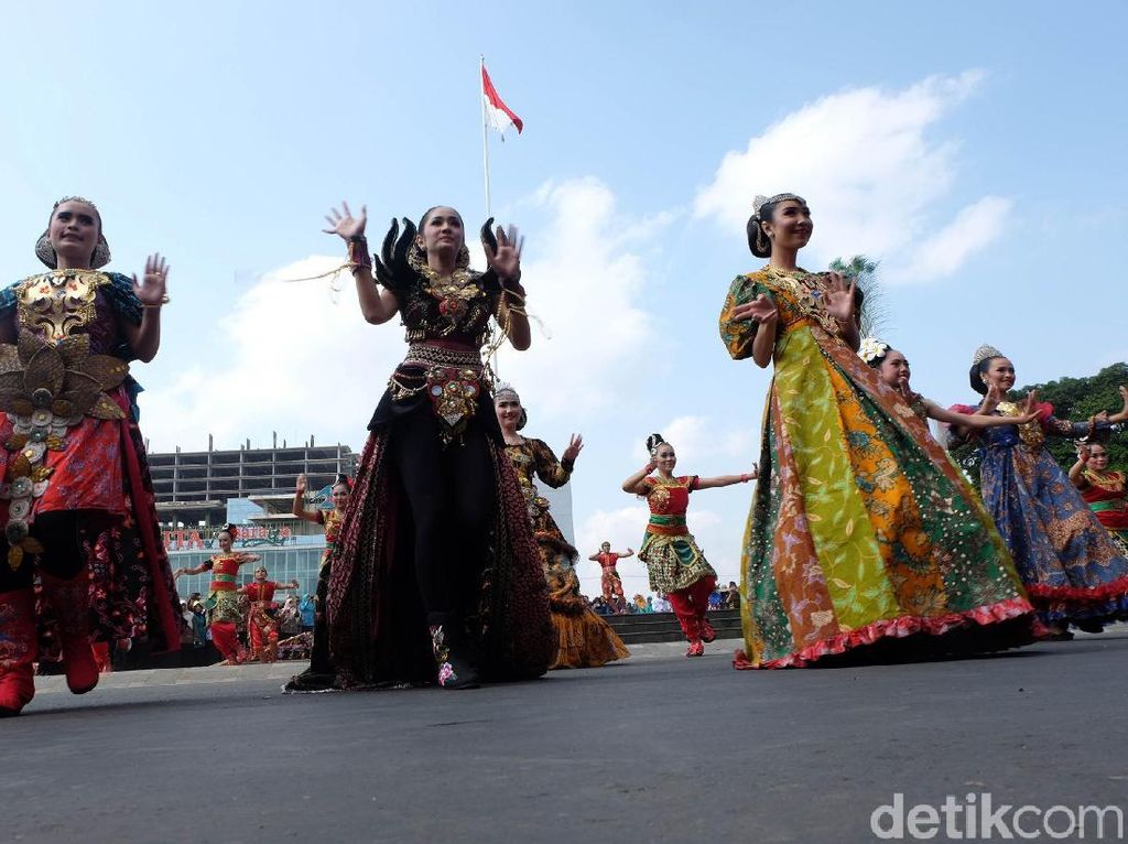 Melihat Meriahnya Warna-warni Karnaval Batik Banyumas Melihat Meriahnya Warna-warni Karnaval Batik Banyumas