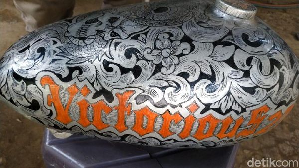 Kerennya Modifikasi Tangki Motor Lewat Sentuhan Batik