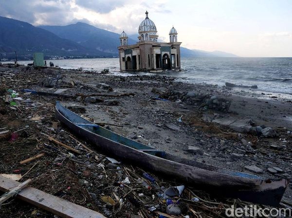 Penampakan Masjid Apung Usai Diterjang Gempa dan Tsunami