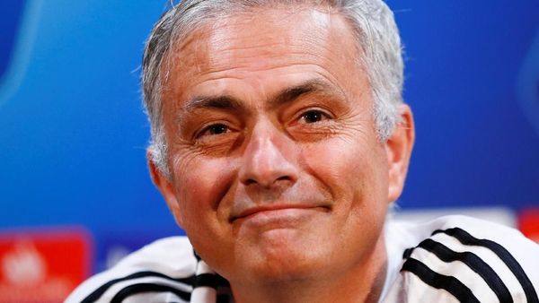 Senyum Cerah Jose Mourinho