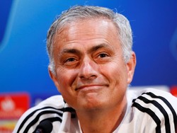 Mourinho juga memilih memakai kaus putih dalam konferensi pers tersebut, bukan hitam seperti yang kerap dia pakai. Itu membuat pria asal Portugal itu terlihat cerah. (Reuters/Jason Cairnduff)