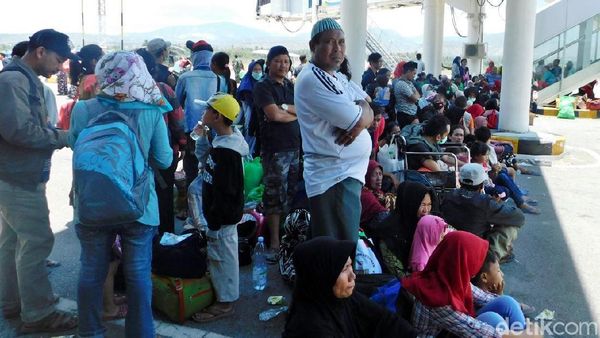 Bandara Palu Dipenuhi Warga Tunggu Pesawat