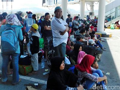 Bandara Palu Dipenuhi Warga Tunggu Pesawat