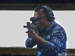 Berseragam Korpri, Gubernur Ridho Tunjukkan Ketangkasan Menembak